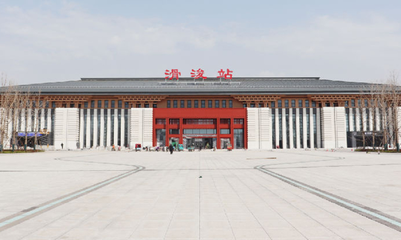 濟鄭高鐵滑浚站充分展現“大象無形、和而不同”設計理念，以兩種不同視角呈現中國傳統建筑風格。南站房突出夏商周風格，采用白麻石材、木本色斗拱，引入青銅器特有元素符號，烘托出深厚歷史文化底蘊。圖為滑浚站南站房正立面實景。