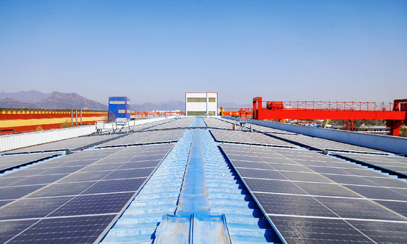 近日，由中國鐵建與中國南水北調集團新能源投資有限公司合作的南水北調北京段房橋光伏發電項目通過驗收，順利竣工。這是兩家央企在新能源領域的首次合作，成為雙方產業互聯、打造高質量綠色發展的有力見證。圖為建成后的房橋光伏。