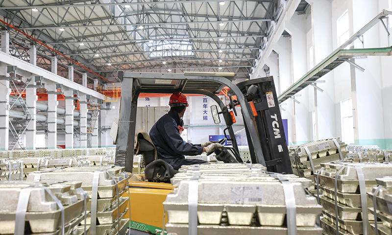 市場端針對疫情實際靈活調整物流配送，加大現貨銷售力度，主要產品銷量環比均實現大幅增長。圖為云錫錫冶煉即將出庫的錫錠。