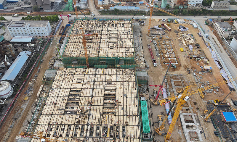 2021年11月，云天化正式進軍新能源產業，圍繞“資源—材料—電芯—電池—應用—回收”全產業鏈，建設50萬噸/年電池新材料磷酸鐵及配套項目，延伸精細化工產業鏈，轉型升級邁向新能源材料領域。5個多月以來，磷酸鐵及配套項目建設如火如荼推進，一期年產10萬噸精制磷酸項目如期生產出合格凈化酸產品，年產20萬噸雙氧水項目主裝置（稀品濃品）三層梁板澆筑完畢。圖為云天化一期年產10萬噸磷酸鐵項目建設現場。