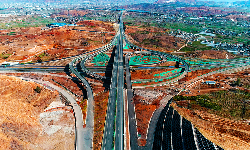 賓南高速是云南踐行“一帶一路”倡議、長江經濟帶發展戰略和昆瑞對外開放經濟帶建設等實施機遇下的重點工程。圖為賓川樞紐立交。賓南高速重點控制性工程，是云南省目前建設規模最大、投資最大、難度最大的高速公路互通樞紐立交。立交上跨建設中的滇中引水工程，下穿祥云鐵路線，4次跨越554國道，建設規模龐大，交叉作業錯綜復雜，施工難度極大。