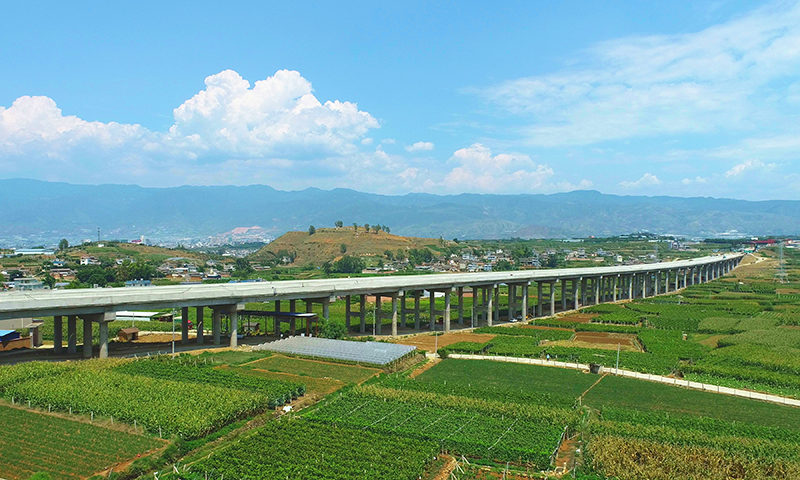 該段通車后打通了滇西地區南北高速公路樞紐，形成了內暢外達、便捷高效的高速公路網絡。圖為賓川特大橋，橋梁全長1418.04米。