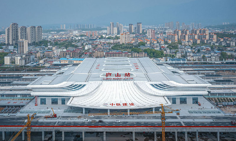 近日，由中國鐵建承建的安九高鐵廬山站嶄新亮相。廬山站是安九高鐵沿線最大的站房，屬于既有站房擴建改造工程，站房面積由原來的4千平方米擴建至6萬平方米，是原有面積的15倍。圖為廬山站外觀。