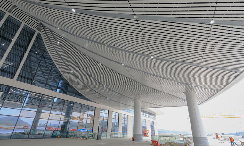 新建廬山站開創了國內首例高落差瀑布式大型雙曲面外幕墻施工先例，由3個不同雙曲面組成的超大雙曲面雨棚，其內部復雜程度堪稱同類型空間吊頂之最。圖為廬山站大雨棚內部近景。