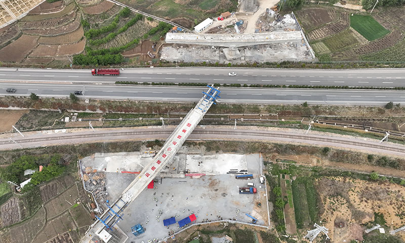 近日，由云南建投集團云鐵公司承建的祥云財富鐵路專用線茨坪村特大橋21號墩經過逆時針轉角70.38度后，與20號墩相接，標志著全國首座跨鐵路公路雙轉體曲線鐵路橋梁祥云財富鐵路專用線茨坪村特大橋轉體成功。圖為21號墩柱，轉體橋跨越鐵路線，鐵路側墩柱轉體重量3341.5噸。