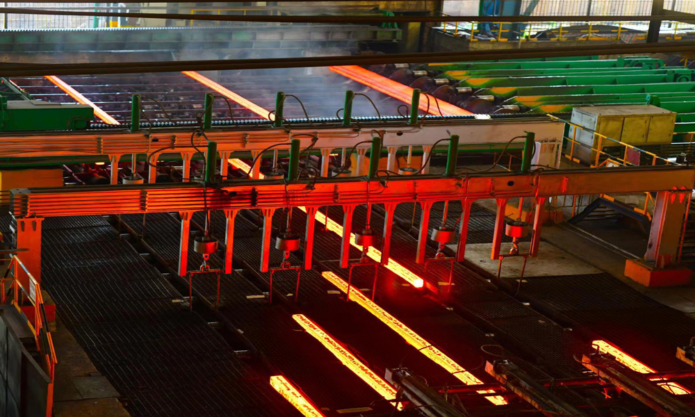 近日，基地煉鋼廠進行模鑄與全連鑄。