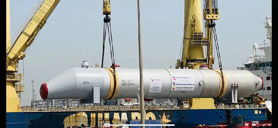 儲運項目化工中間罐區變電所一次受電成功，跑出4天3座變電所受電的建設加速度。苯乙烯裝置四聯換熱器從阿聯酋迪拜發船。圖為苯乙烯裝置四聯換熱器從阿聯酋迪拜發船現場。宋洋 供圖