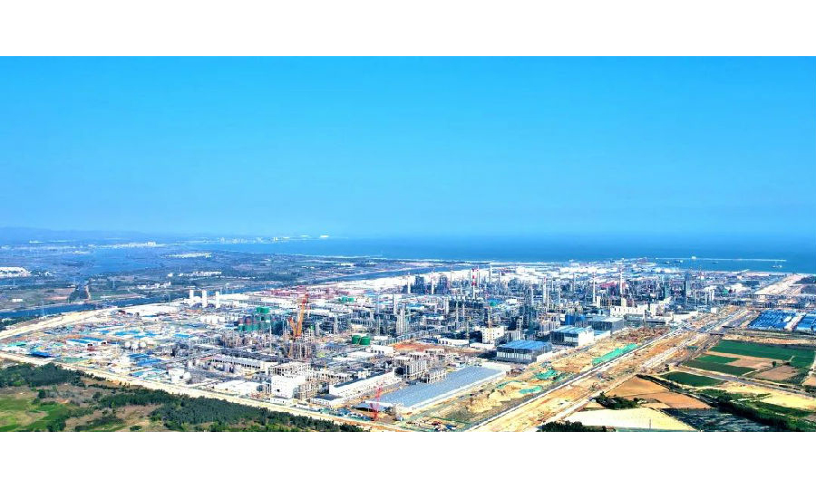 作為中國石油煉化業務轉型升級的戰略工程以及推動粵東地區經濟發展的重點工程，廣東石化煉化一體化項目很多生產裝置均達到大型、特大型經濟規模，建設至今已創造眾多國內、亞洲、乃至世界的紀錄。截至5月5日，中國石油一次性投資建設最大的煉化一體化項目——廣東石化煉化一體化項目建設總進度已超96%，項目建設現場熱火朝天，工作人員正在全力沖刺。圖為項目全景。王進 攝