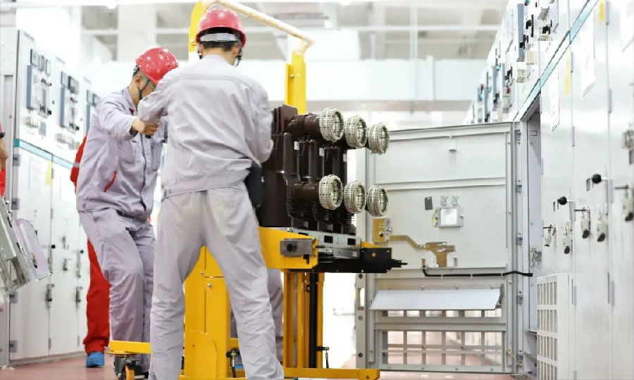 50萬噸/年聚丙烯裝置變電所高中低壓柜比計劃日期提前四天全面受電完成。圖為變電所受電測試最后一環。徐冰 攝