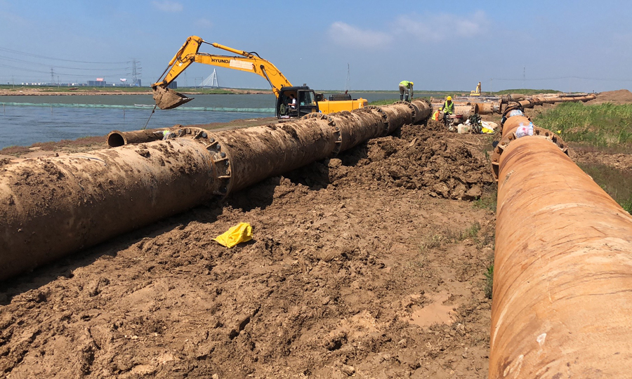 項目施工過程中創造了多項紀錄。一是國內單船吹填直排距最長紀錄，項目施工絞吸船單船吹填最大排距達15千米，在國內尚無先例。二是創造了同等施工領域船舶種類和數量最多紀錄，4艘耙吸船、4艘絞吸船，8套樁間挖泥設備、8艘輔助船舶，高峰時段現場各類船舶數達42艘，分工各異的船舶來回穿梭，保證它們互不干擾。圖為2條15千米陸拋管道安裝場景。