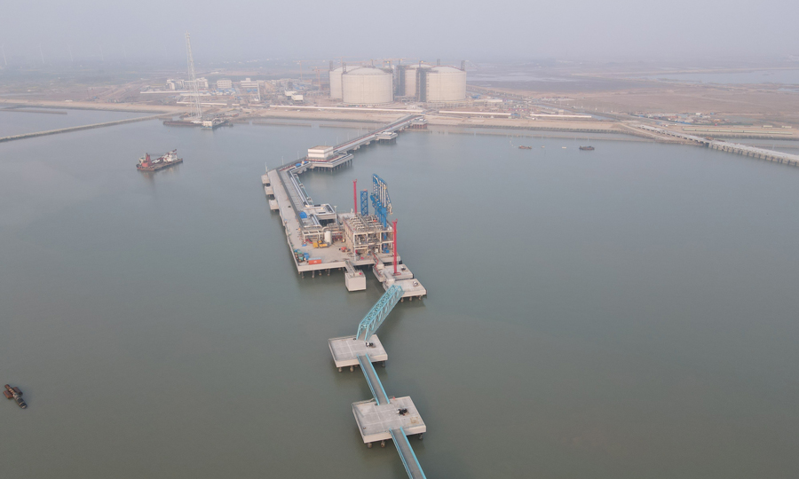 為了給LNG船舶進港“掃清路障”，施工團隊歷時9個月，將2000余萬立方米泥沙（相當于三峽大壩混凝土總方量的1.2倍）從“綠能港”碼頭附近海域“吸走”，為船舶安全進港和靠泊提供堅實保障。圖為中國海油鹽城“綠能港”項目建設現場。