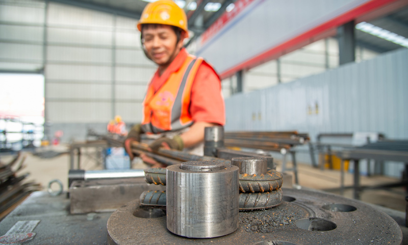 5月12日，中鐵上海局滬渝蓉高鐵天門段盧市制梁場首榀箱梁開始澆筑，標志著滬渝蓉高鐵武宜段建設進入上部工程施工階段。圖為工人在進行鋼筋加工作業。伍志尊 攝