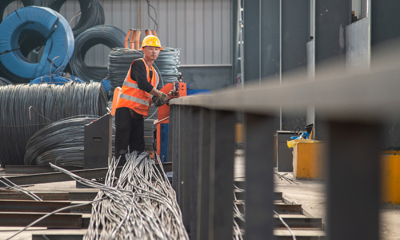 滬渝蓉高速鐵路武漢至宜昌段位于湖北省境內，沿線經武漢、孝感、天門、荊門至宜昌，是我國“八縱八橫”高速鐵路主通道之沿江通道的重要組成部分。圖為5月12日，工人在進行鋼筋加工作業。伍志尊 攝