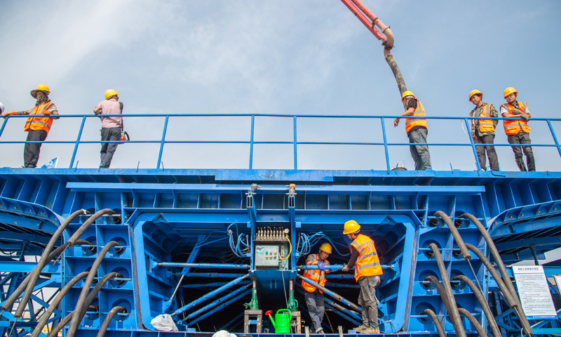 5月12日，工人在進行首榀箱梁澆筑施工準備工作。伍志尊 攝