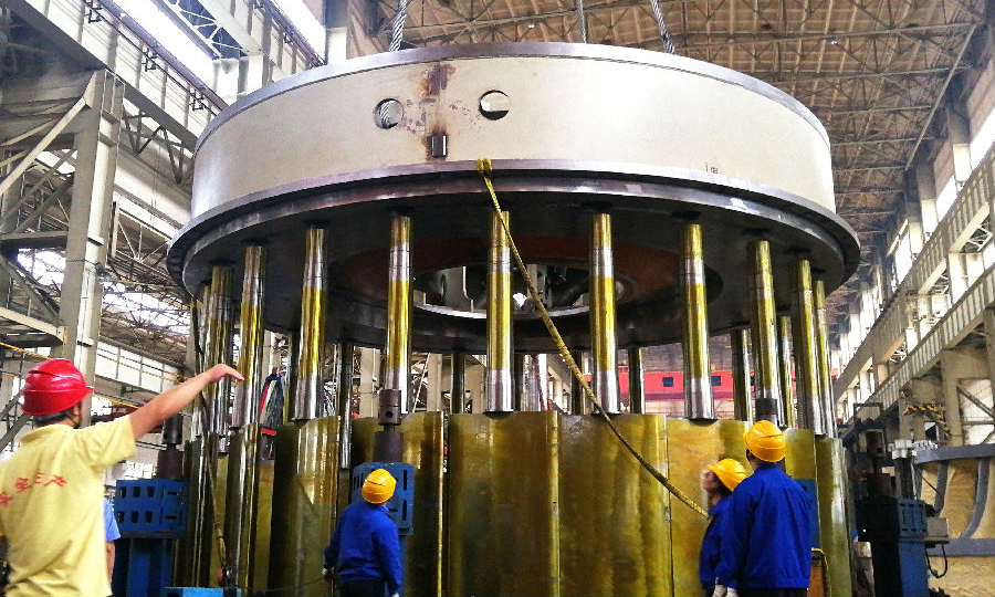 近日，東方電氣集團自主研制的巴基斯坦卡洛特水電站首臺水輪發電機組順利投產發電。卡洛特水電站是“一帶一路”首個大型水電投資建設項目，也是“中巴經濟走廊”首個水電投資項目。圖為項目現場。