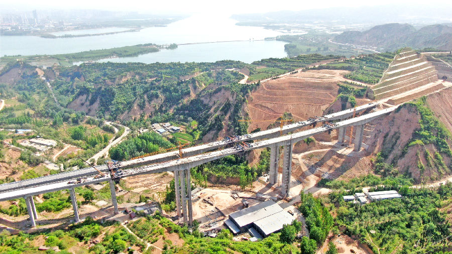 盤南澗特大橋是全線控制性工程之一，為全線墩身最高、跨度最大的連續剛構橋。大橋設計為分離式橋梁，左線橋長836.5米，右線橋長876.5米。