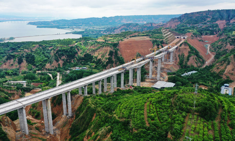 近日，由中國鐵建投資集團投資建設、中鐵十七局集團施工的運三（山西運城至河南三門峽）高速三門峽公鐵黃河大橋連接線工程盤南澗特大橋順利實現全幅合龍。