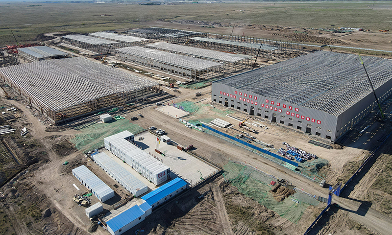 這是中鐵十五局參與承建的新疆塔城重點開發開放試驗區國際物流園項目（5月18日無人機拍攝）。新華社記者 高晗 攝