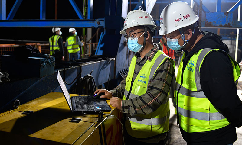 杭衢鐵路正線全長約131公里，速度目標值每小時350公里，共設建德、建德南、龍游北、衢江、衢州西、江山6個車站，是長三角城際路網的重要組成部分。圖為在中鐵十一局杭衢鐵路項目施工現場，工程技術人員在操作連續梁預應力自動張拉系統，保障連續梁的順利合龍（5月21日攝）。新華社記者 黃宗治 攝