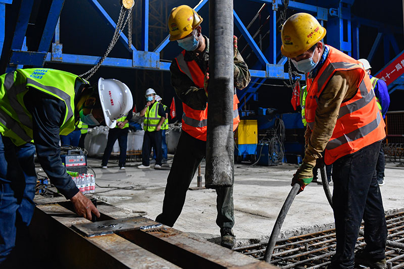 在中鐵十一局杭衢鐵路項目施工現場，工人在進行連續梁混凝土澆筑作業（5月21日攝）。新華社記者 黃宗治 攝