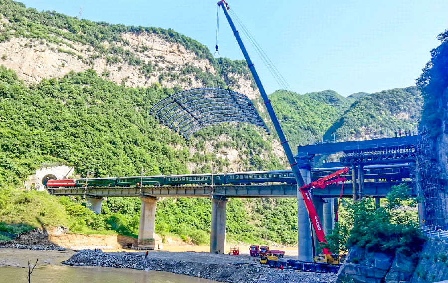 該工程建成后，將有效解除隴海鐵路南北崖隧道出口安全隱患，確保鐵路大動脈暢通無阻，有力促進隴海鐵路安全運行，助力沿線經濟社會發展和鄉村振興事業。圖為吊裝作業進行中。