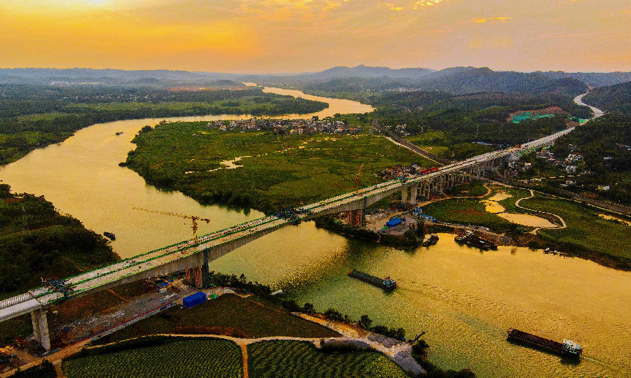近日，由中國鐵建所屬中鐵十八局二公司承建的桂林至欽州港公路（六景至賓陽段）（以下簡稱六賓高速公路）六屋郁江特大橋主橋順利合龍，標志著六賓高速公路實現全線貫通。圖為大橋全景。