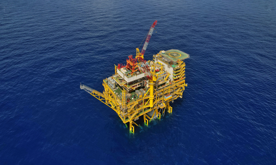 5月24日，我國自主設計建造的亞洲第一深水導管架平臺——“海基一號”平臺的海上安裝工作全部完成，平臺總重量近4萬噸，刷新了我國海上單體原油生產平臺的重量紀錄。這是國內首次在300米級水深海域設計、建造、安裝導管架平臺，標志著我國已完整掌握深水超大型導管架平臺制造安裝成套關鍵技術。圖為“海基一號”平臺結構物吊裝就位。