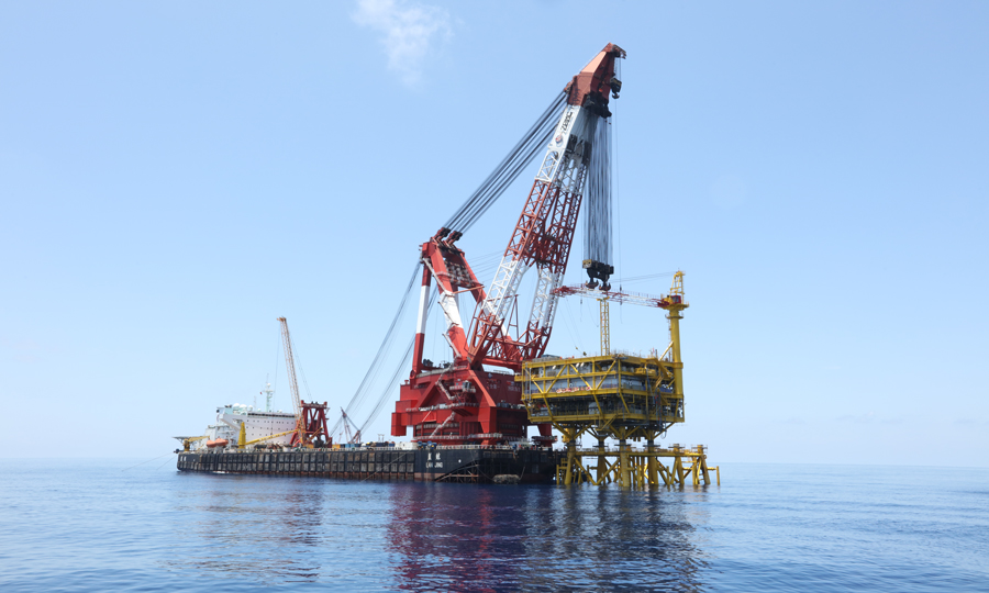 “海基一號”平臺東組塊順利就位。賈雪東 攝