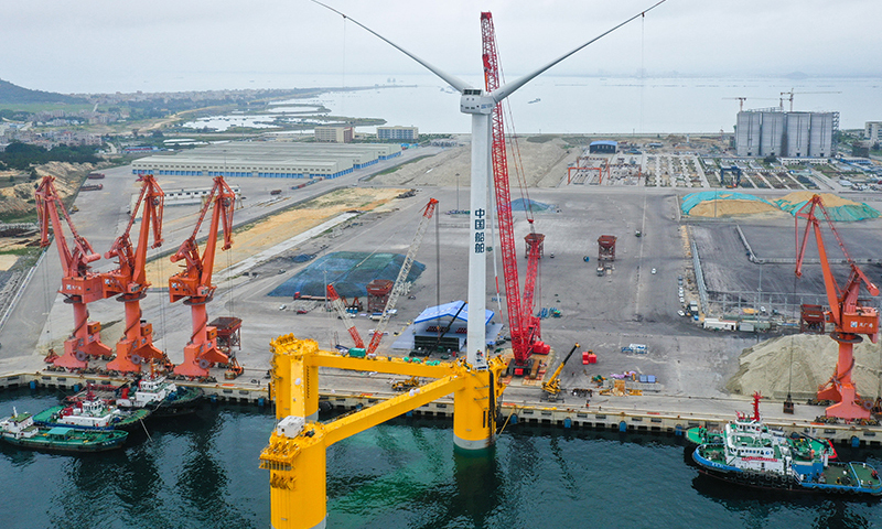 5月27日，完成總裝的國內首臺深遠海浮式風電裝備“扶搖號”在茂名廣港碼頭靜待拖航。新華社記者 劉大偉 攝
