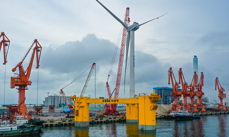 5月27日，完成總裝的國內首臺深遠海浮式風電裝備“扶搖號”在茂名廣港碼頭靜待拖航。新華社記者 劉大偉 攝
