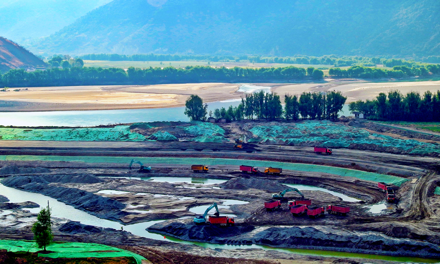 近年來，云南省滇中引水工程有限公司與參建各方奮力推進滇中引水工程建設。截至今年5月中旬，滇中引水輸水工程累計開挖（掘進）434.96公里，占施工總里程755公里的57.6%，總體進度實現過半，比預期提前約半年。水源工程各類隧洞開挖16.5公里，占總長21.6公里的77%，土石方開挖421.6萬立方米，占總量595萬立方米的71%，比合同工期提前約半年。圖為施工現場。