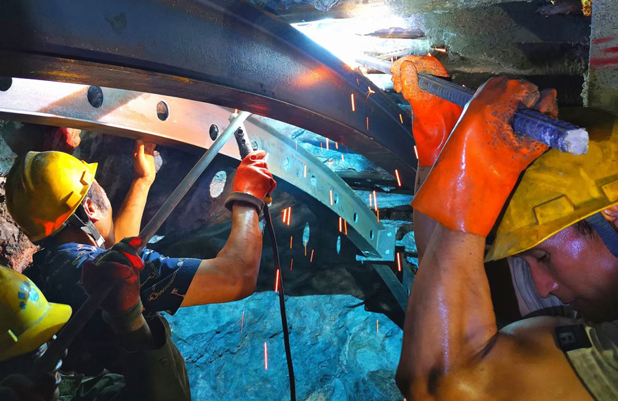 滇中引水工程于2018年10月開工，計劃工期為96個月，預計2026年10月竣工。圖為大理Ⅱ段2標工人立架施工現場。