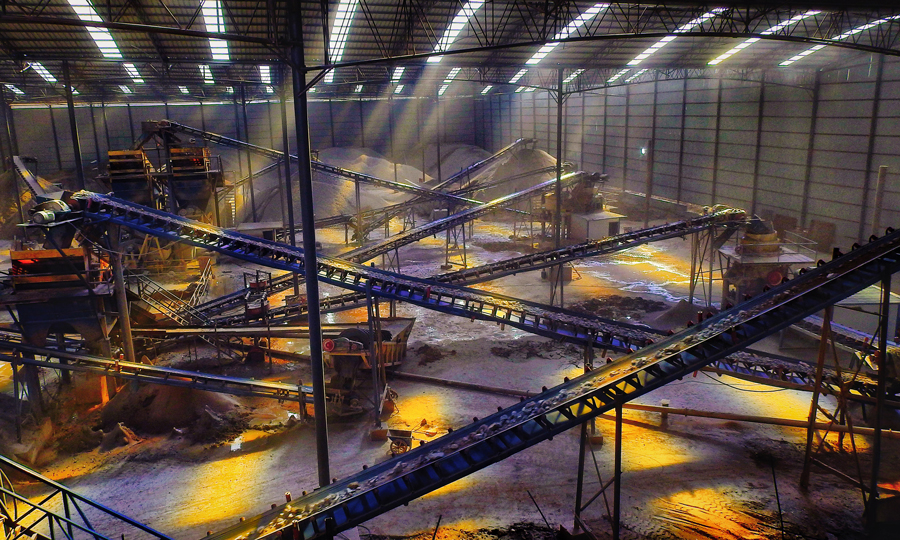 滇中引水石鼓水源工程砂石骨料加工現場。