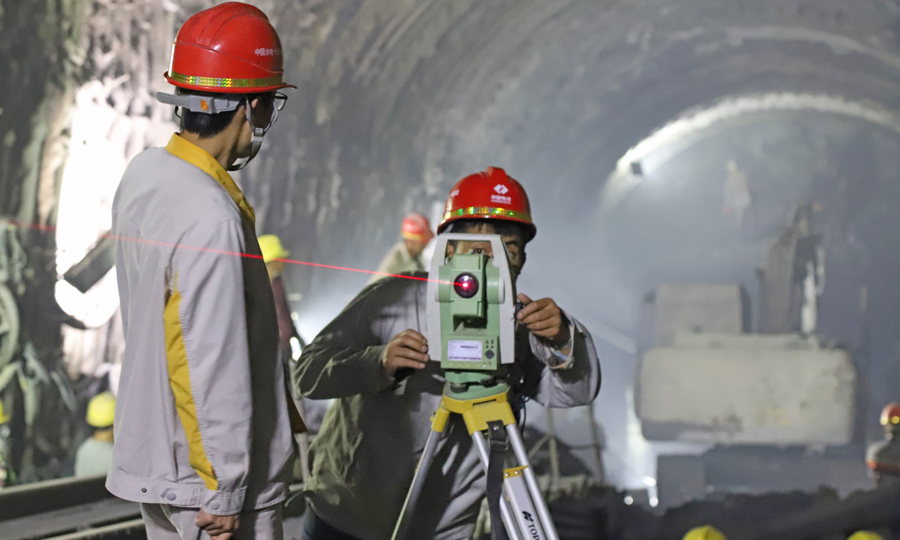 工作人員在香爐山隧洞工程精準測量放線。