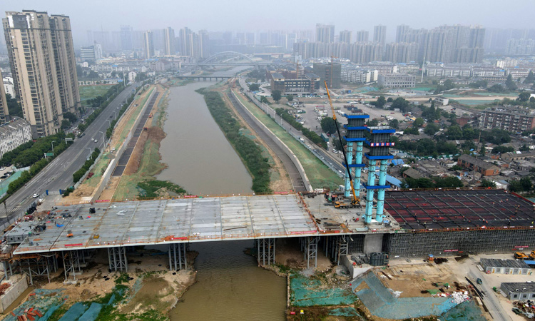 6月3日，施工人員在中鐵四局引江濟淮工程江淮溝通段青龍橋項目現場作業。新華社記者 劉軍喜 攝