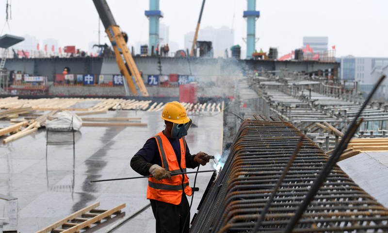 6月3日，施工人員在中鐵四局引江濟淮工程江淮溝通段青龍橋項目現場作業。新華社記者 劉軍喜 攝