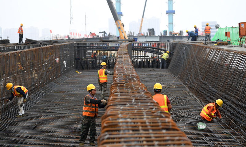 6月3日，施工人員在中鐵四局引江濟淮工程江淮溝通段青龍橋項目現場作業。新華社記者 劉軍喜 攝