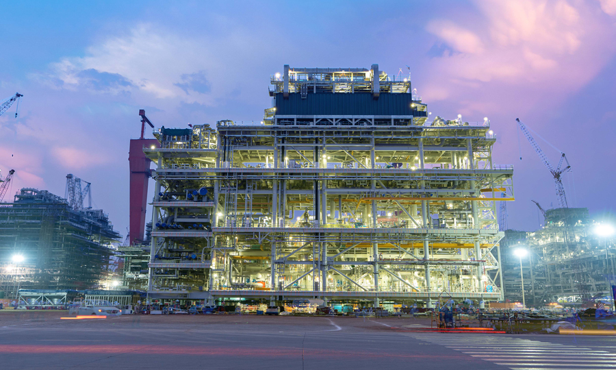 近日，由我國自主建造的全球首例一體化建造LNG（液化天然氣）模塊化工廠最重核心工藝模塊A1EC在山東青島順利交付。至此，由中國海油所屬海油工程承建的加拿大LNG項目已成功交付10個模塊，并完成全部模塊結構封頂作業。目前整體建造進度已超過80%。圖為A1EC模塊。侯憲鵬 攝