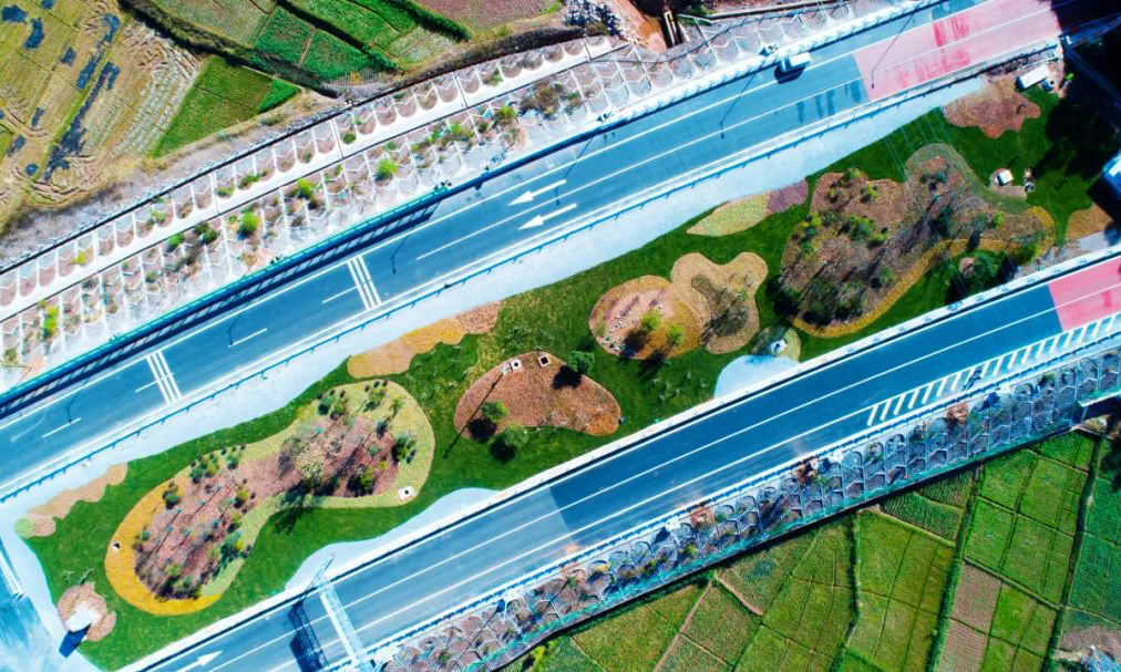 楚姚高速從選線到修建，云南交投集團充分利用當地豐富的植物資源，打造以彝花爛漫、姚草飄香、綠野風煙為主題的區域景觀，實現最大限度地保護自然環境，進一步提升高速公路建設在生態文明建設發展中的示范作用。