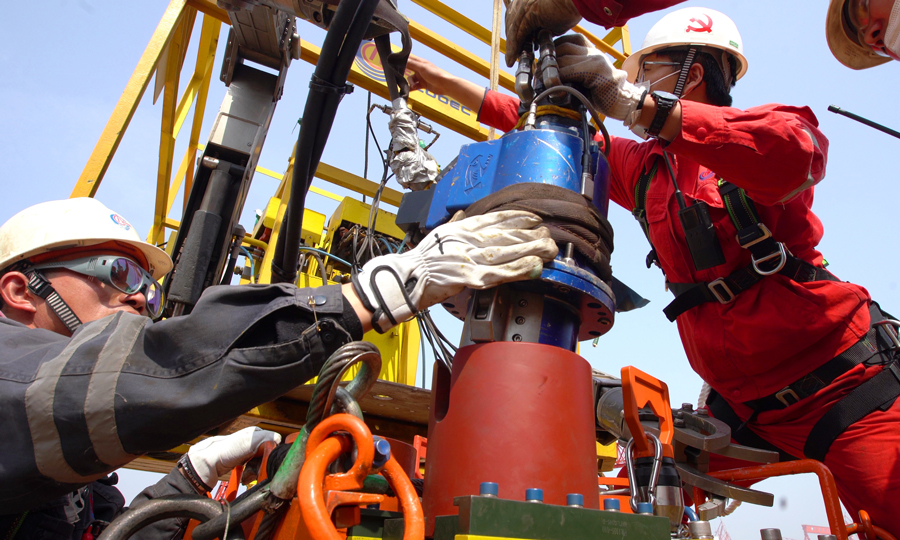 下一步，海油工程將持續加強原創性、引領性科技攻關，加快形成水下油氣生產裝備全產業鏈條。為科技自立自強，保障國家能源安全、建設海洋強國做出新的貢獻。圖為施工人員正在進行設備安裝。