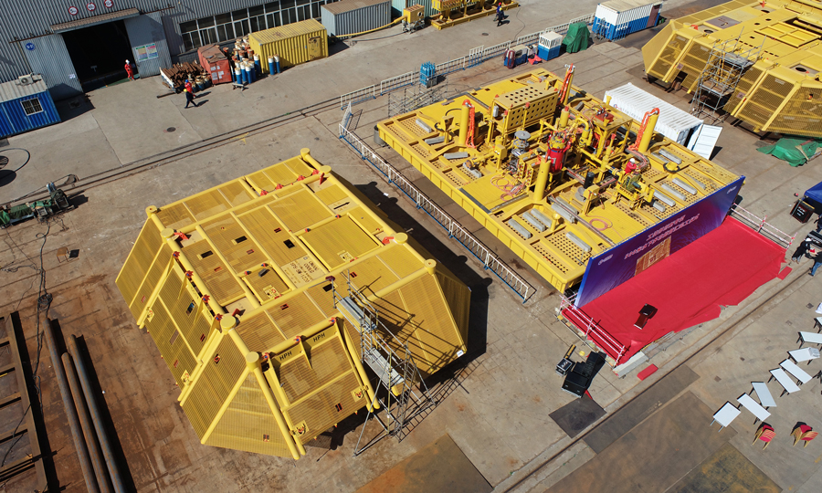 6月6日，由我國自主設計、建造和調試的首套深水水下多功能管匯系統，在中國海油下屬海洋石油工程股份有限公司（簡稱“海油工程”）天津臨港特種裝備制造場地正式交付，標志著我國海洋油氣水下生產裝備自主研發、設計、制造和測試技術取得重要突破。圖為交付現場。李浩瑋 攝