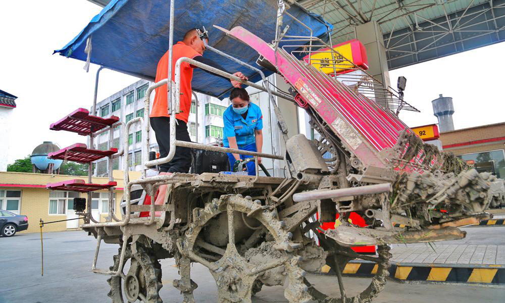 中國石油四川銷售公司綿竹齊福加油站優先保障農機用油，推出中國石油農機優惠加油卡快速結算業務。董丁菱 攝