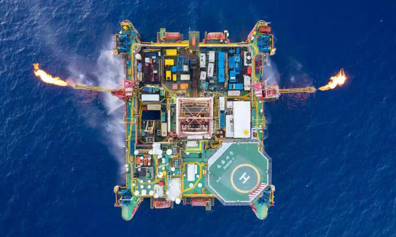 在完成該深水水下采油樹安裝后的一個月內，中國海油工作人員依托該設備實施了天然氣開發井鉆完井作業。近日，經過放噴測試作業，該深水水下采油樹順利完成48項指定作業任務，各項性能指標均達到國外同類產品水平。圖為放噴測試作業現場。