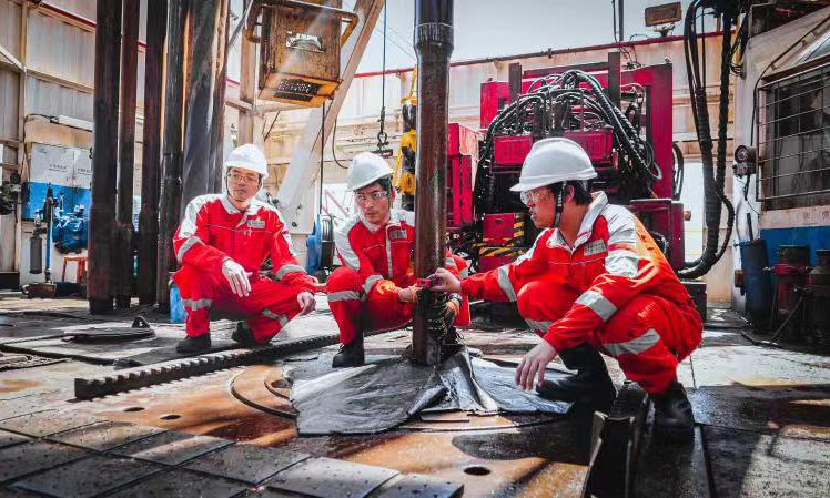 此次深水水下采油樹的成功投用，推動了高技術國產裝備在海洋油氣資源勘探開發過程中的廣泛運用，在提高國內能源自給率、保障國家能源安全方面提供更加可靠的裝備保障。圖為中國海油工作人員對防砂管柱位置進行標記，精準控制井下位置距離誤差。