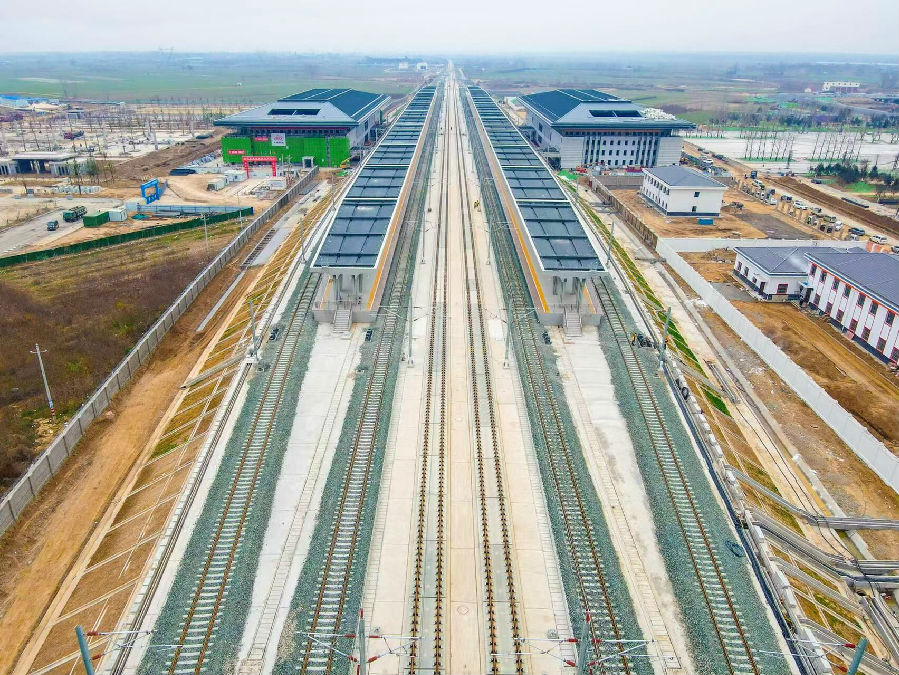 濟鄭高鐵是我國“八縱八橫”高速鐵路網的區域連接線，也是河南省“米”字形高速鐵路網絡戰略的重要組成部分。濮鄭段正線全長197公里，設計速度350公里/小時，全線共設7個車站。圖為施工中的滑浚站站房。