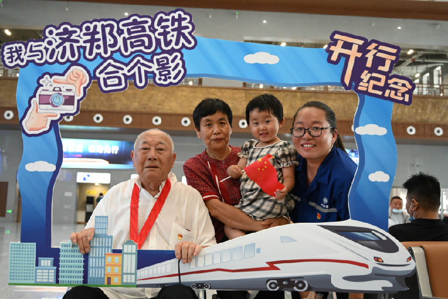 濟鄭高鐵濮鄭段建成后，將進一步完善全國路網結構，填補豫東北地區高鐵的空白，同時將大大提高鄭州、濟南兩地的通行效率。隨著“米”字形高鐵最后一“撇”正式落地，將為河南融入“一帶一路”建設、構建“雙循環”新發展格局提供重要支撐。圖為建設者帶領家人乘坐首趟高鐵。