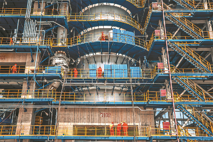 今年6月是全國第21個“安全生產月”，中國石油各企業單位深入開展安全生產工作。大慶石化在本次11套裝置500余項窗口檢修工作中，始終堅守安全環保底線。為加強“停檢開”全過程管控，生產運行部門采取裝置停開工的檢修方案，對停工過程中吹掃置換、能量隔離等重要環節進行安全把關，實現停工裝置安全交付檢修。圖為在平臺設置藍色圍擋，擋風抑塵效果明顯。