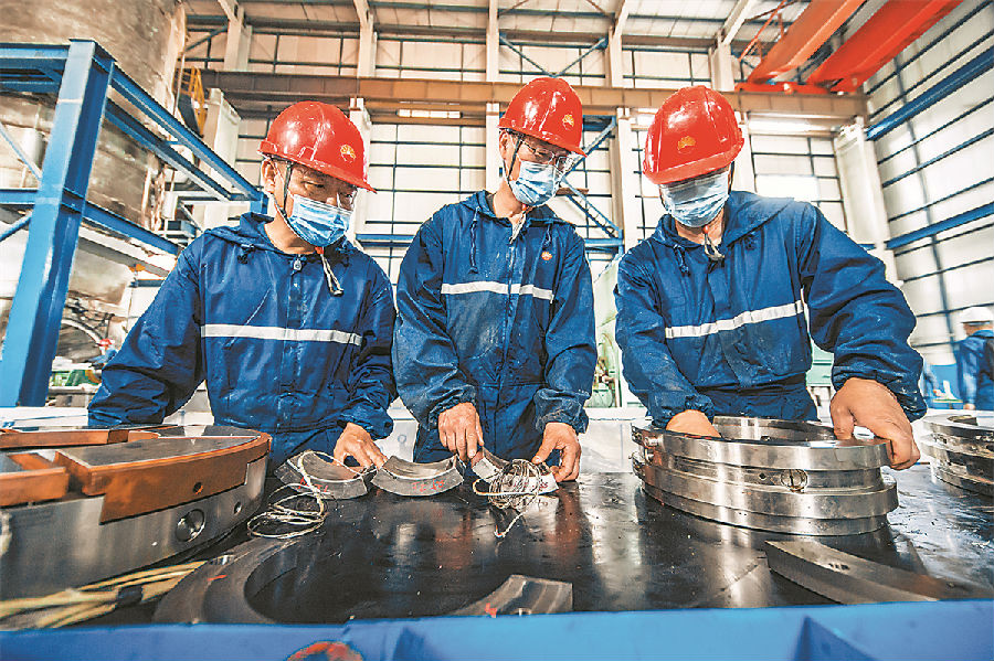 在大慶石化各檢修區入口處，設有檢修信息識別區，通過掃描提示板上的二維碼，作業統籌、施工規章等安全施工管理規定一目了然，信息化工具為安全檢修保駕護航。在檢修作業區，警戒區域及作業人員通道標識清晰，工機具、零部件等擺放整齊，現場標準化、目視化管理做到高標準起步。圖為管理人員檢查備品備件質量。