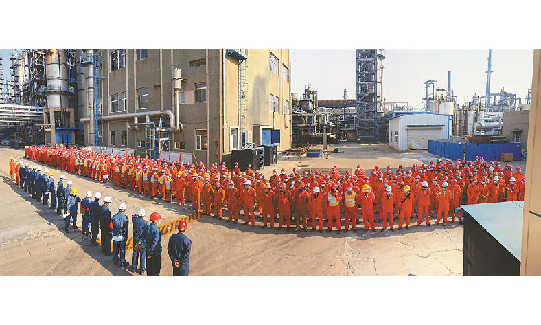 遼河石化根據檢修類別，明確各類檢修項目的質量標準及質量檢查點，設置公司級、運行部級、檢修技術服務單位、檢修單位四級或三級質量控制網絡體系，實施專業化管理，形成優勢互補、內外聯動的質量控制運行機制。圖為第二聯合運行部召開檢修早例會暨安全交底會。李健 攝