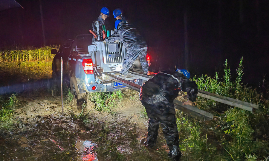6月20日，南方電網廣東清遠陽山供電局搶修隊奔赴陽山縣七拱鎮、江英鎮、杜步鎮等地開展搶修復電工作。在確保人身安全的前提下，搶修人員有序開展變壓器修復、供電線路修復、線路開關修復等工作。彭海健 攝